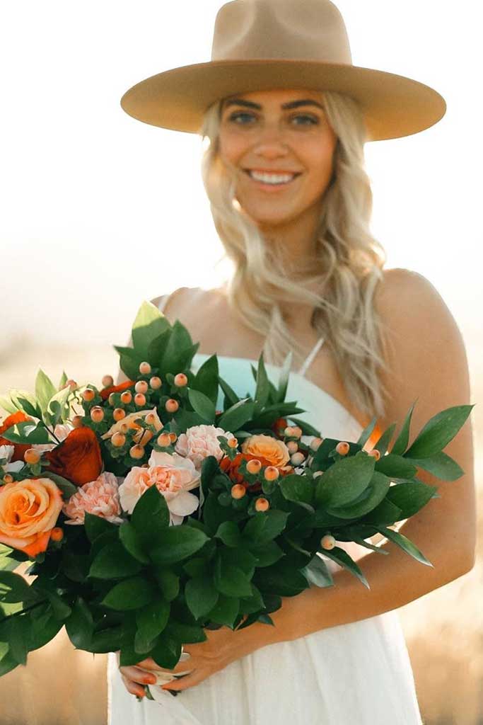 Una novia moderna usa sombrero