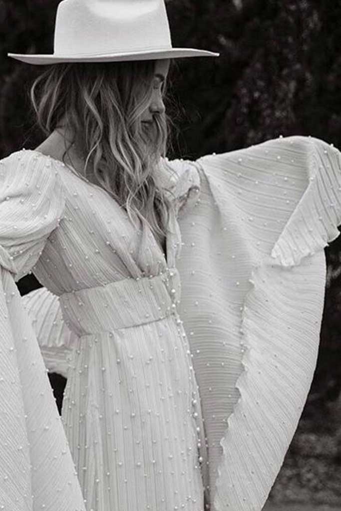 Una novia moderna usa sombrero