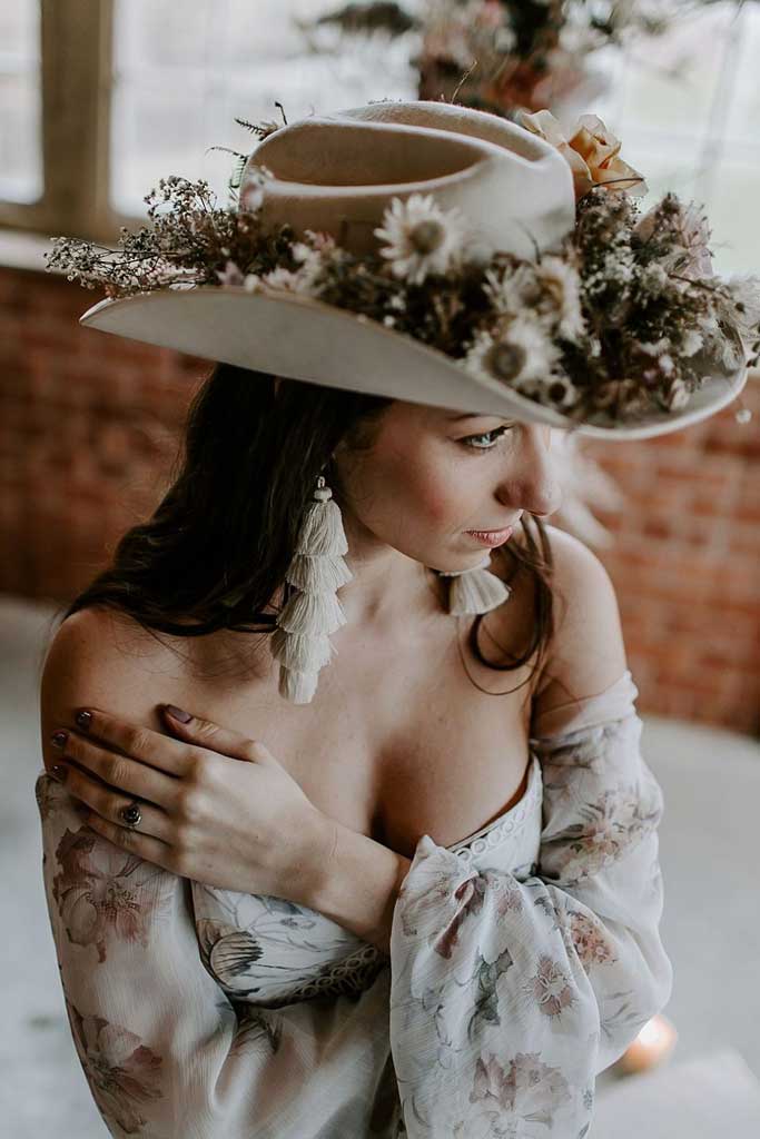 Una novia moderna usa sombrero