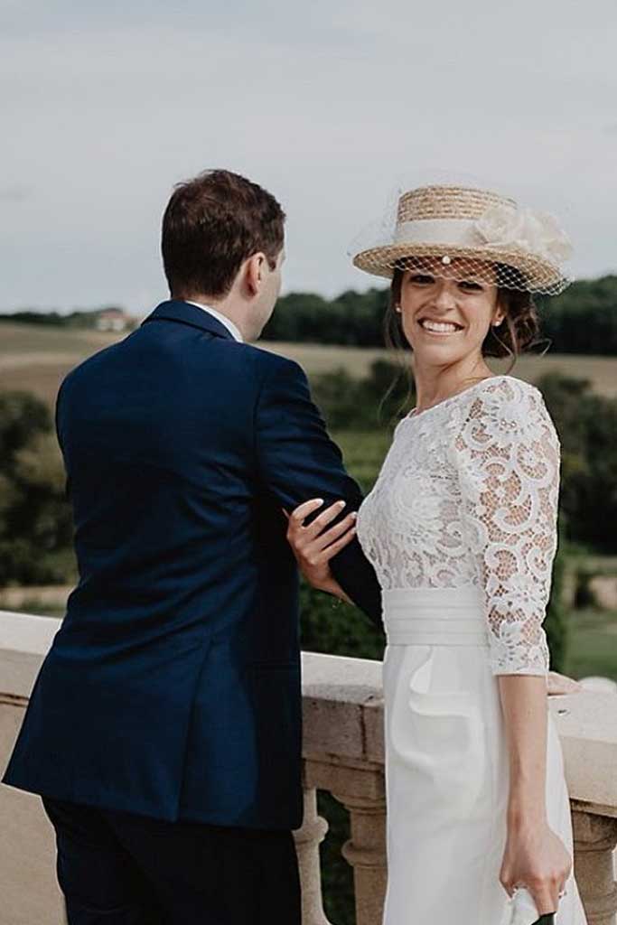 Una novia moderna usa sombrero