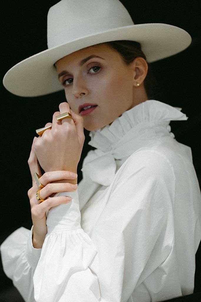 Una novia moderna usa sombrero