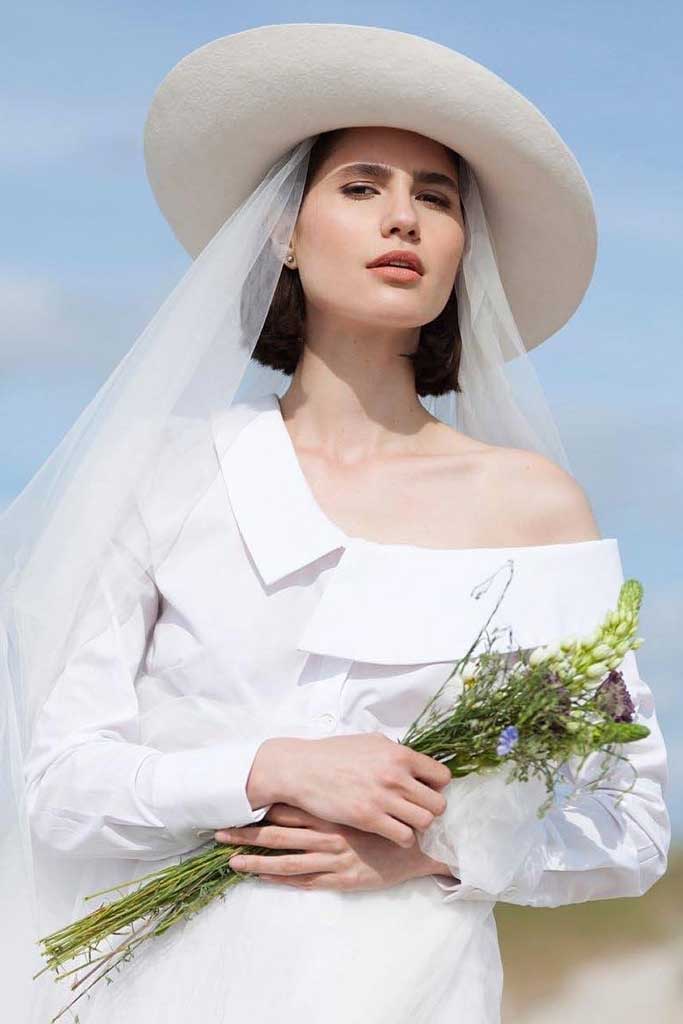 Una novia moderna usa sombrero
