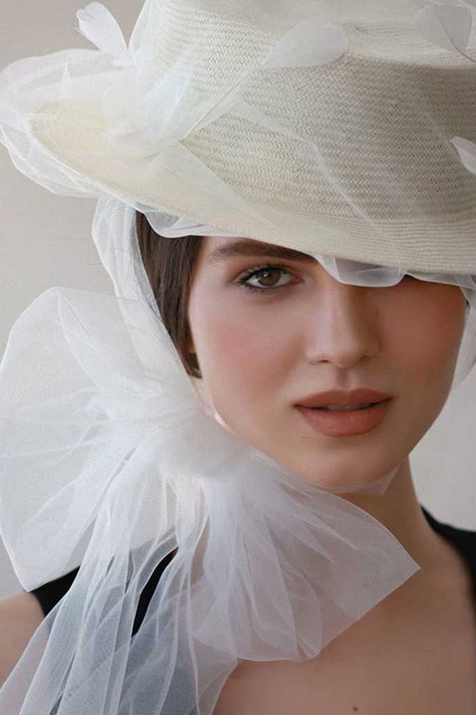 Una novia moderna usa sombrero