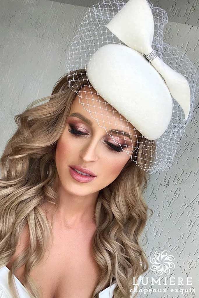 Una novia moderna usa sombrero