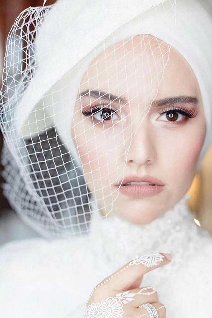 Una novia moderna usa sombrero