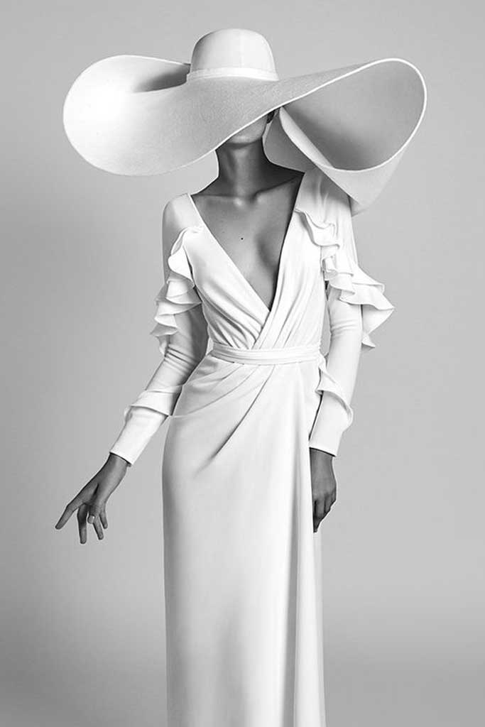 Una novia moderna usa sombrero