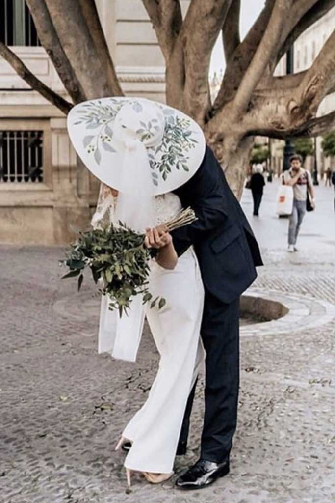 Una novia moderna usa sombrero