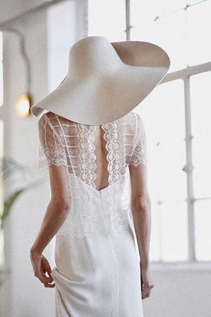 Una novia moderna usa sombrero