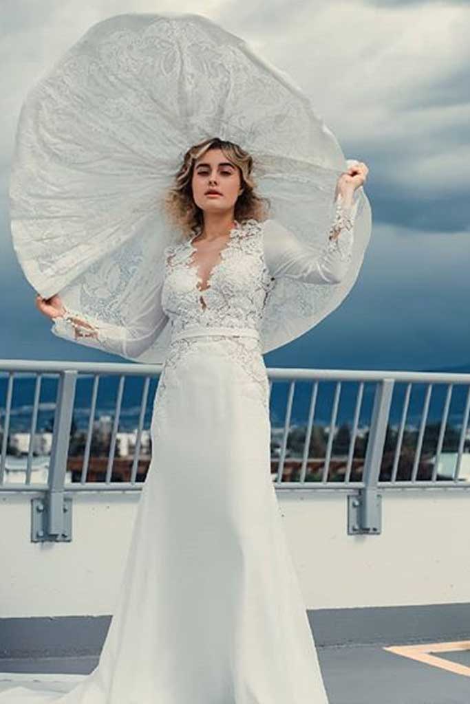 Una novia moderna usa sombrero