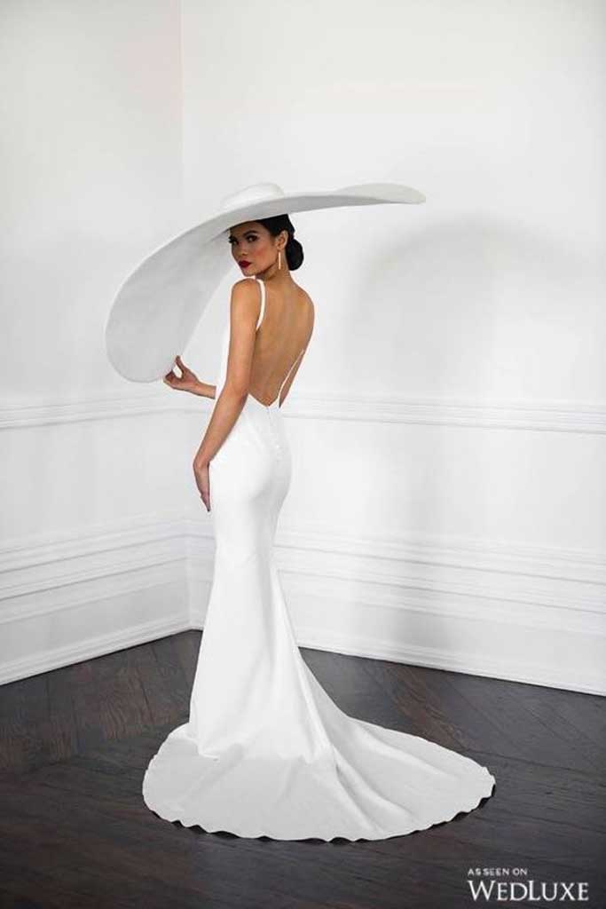 Una novia moderna usa sombrero