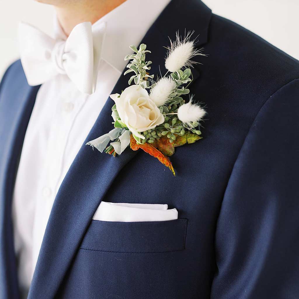 Decoración floral para traje de novio