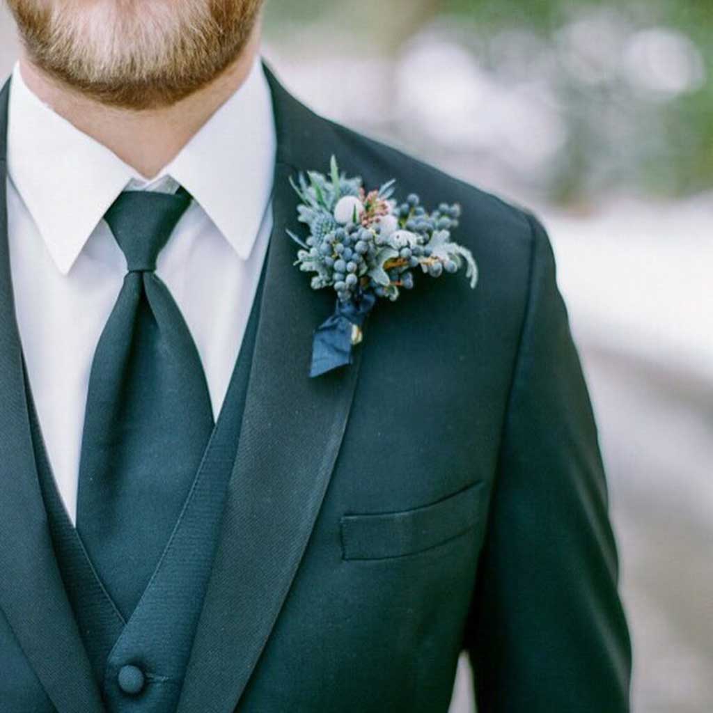 Decoración floral para traje de novio